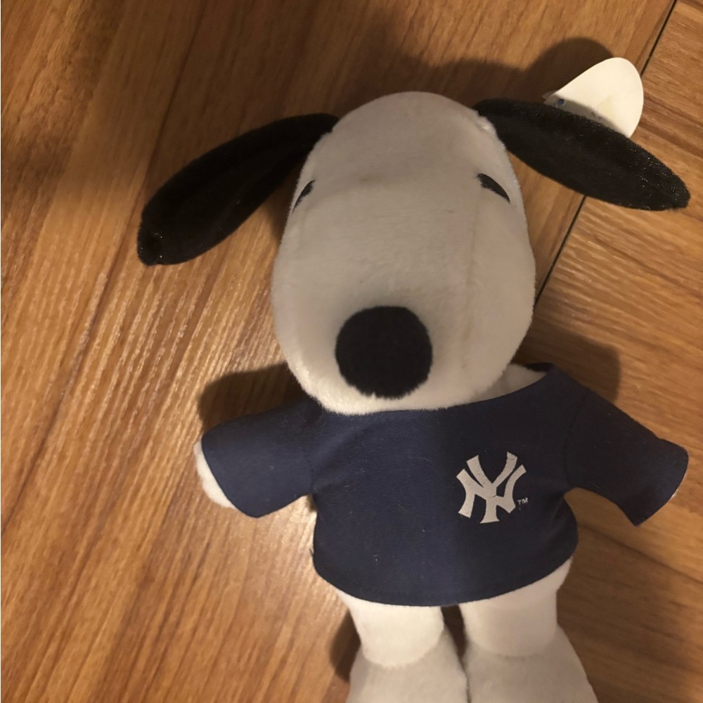 Snoopy plush with Yankees MetLife tshirt